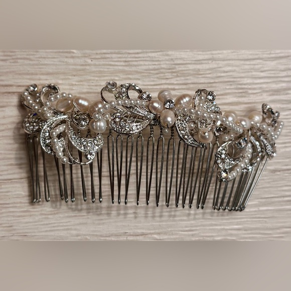 Elegant Silver and Pearl Hair Comb - Picture 4 of 9